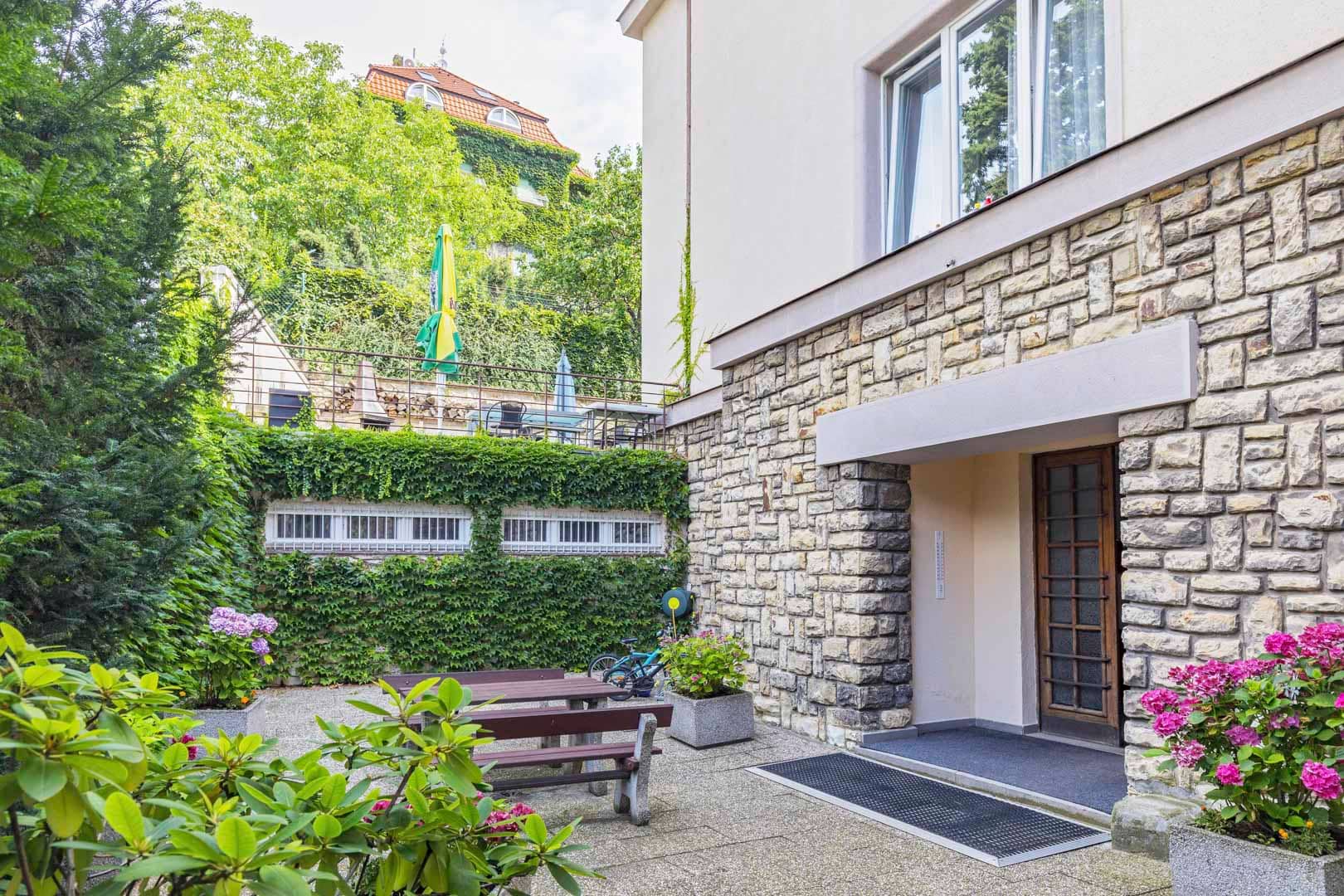 Apartment Pomezni