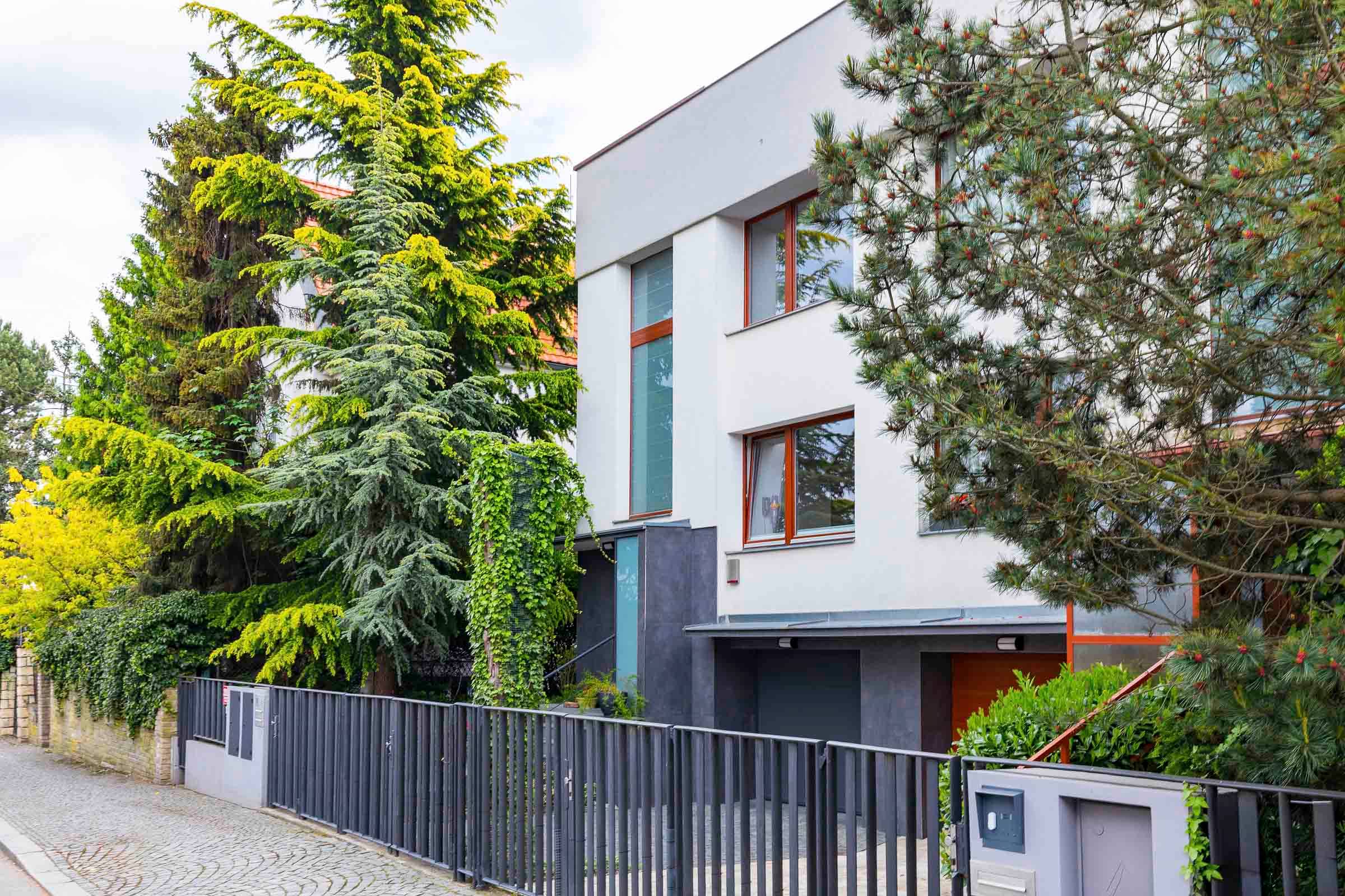 Semi-detached house U pate baterie