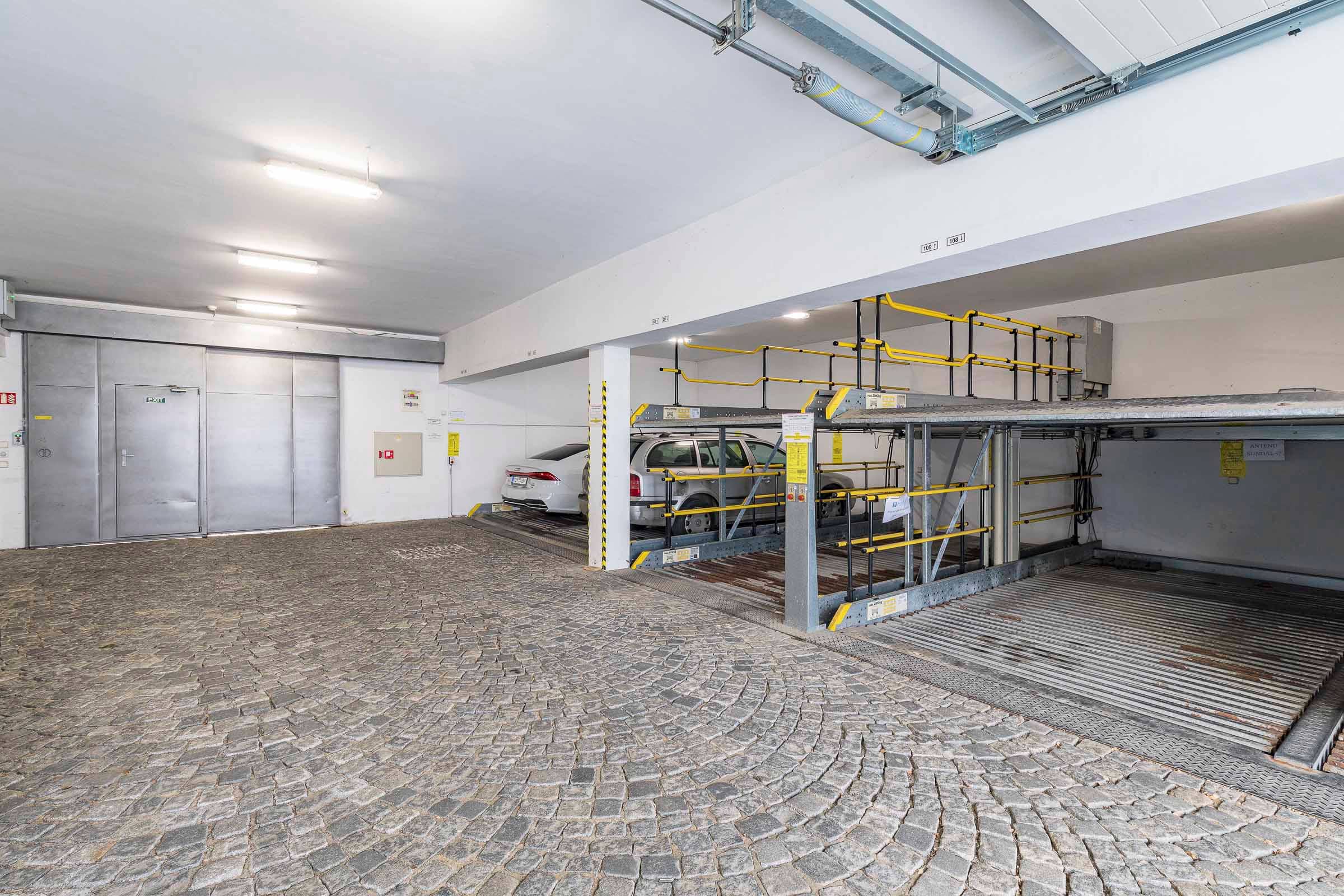 Garage parking space Vlasska