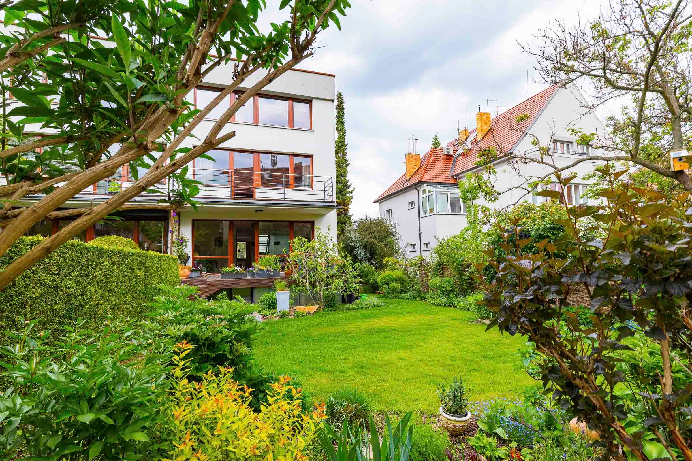 Semi-detached house U pate baterie