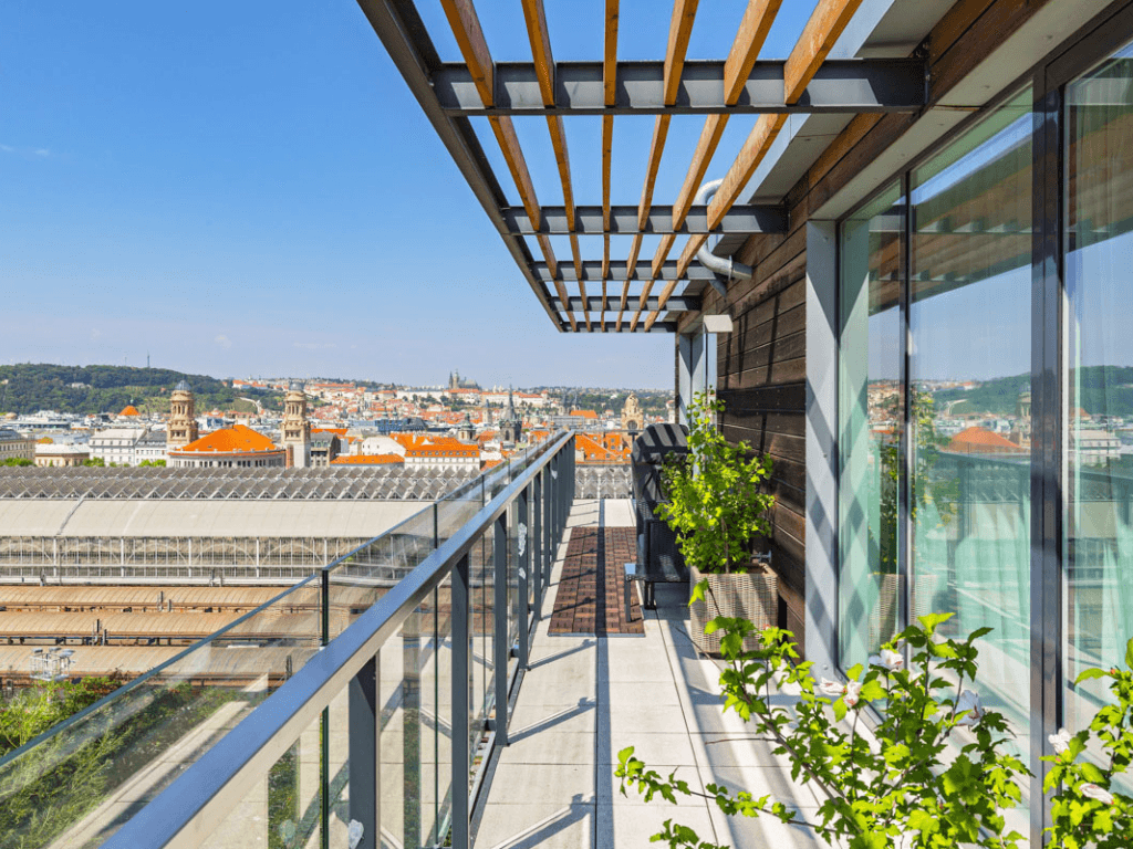 A premium apartment in Vinohrady sold at a record price through a private listing.